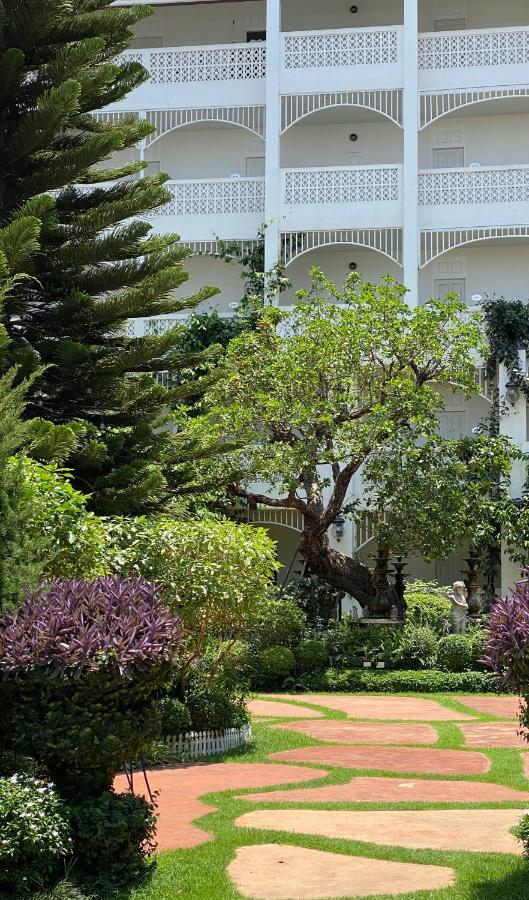 Koranaree Courtyard Boutique Hotel Nakhonratcsaszima Kültér fotó
